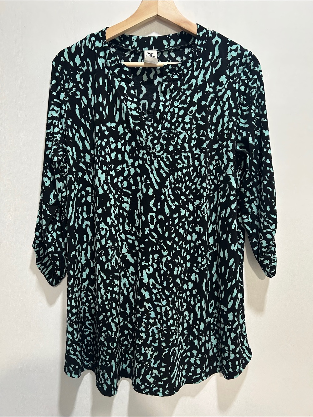 SEW IN LOVE Multicolor Animal-Print V-Neck Pullover Blouse Sz LG